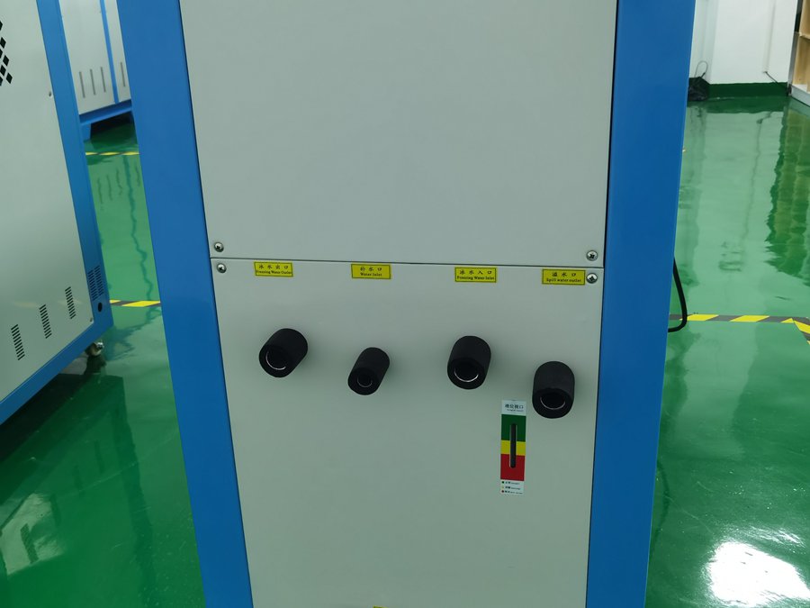 水冷螺桿機控制板有沒有電池？