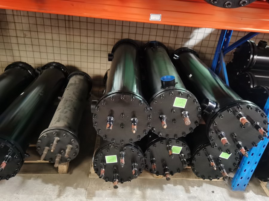 風冷螺桿式冷水機減震放幾個？