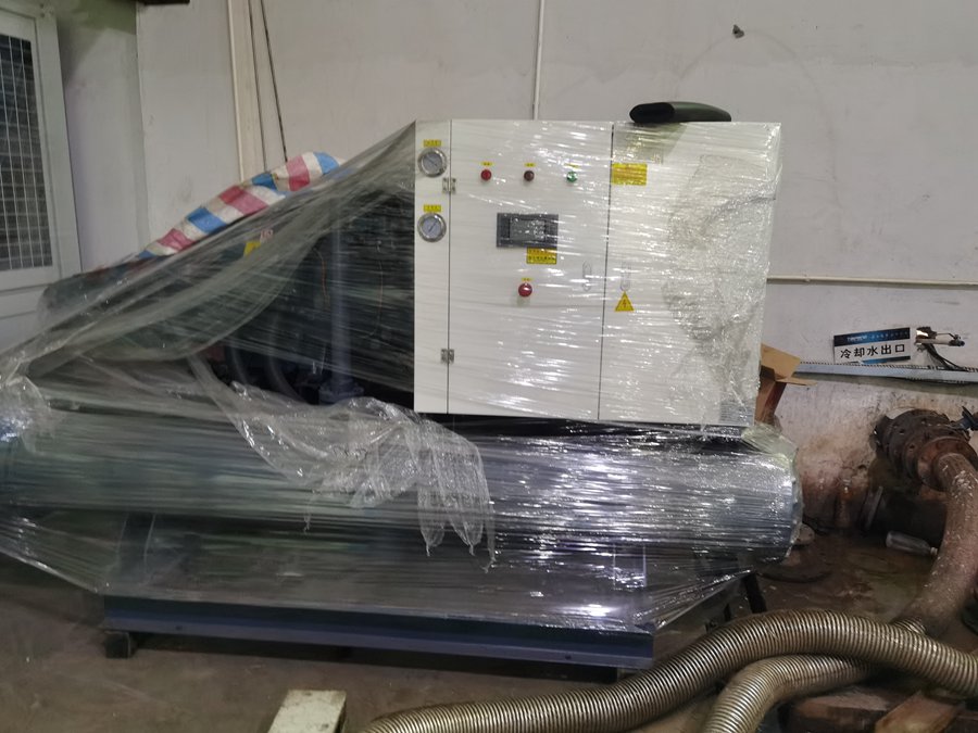 工業螺桿冷水機有噴淋塔嗎？